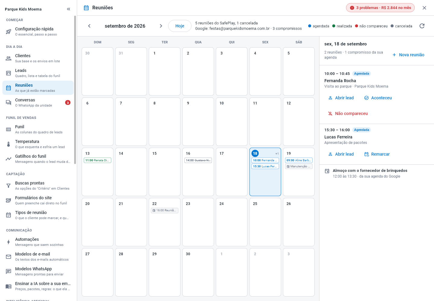 Reuniões do mês: as marcadas pelo sistema coloridas e os compromissos da agenda do Google em cinza, com o painel do dia escolhido à direita