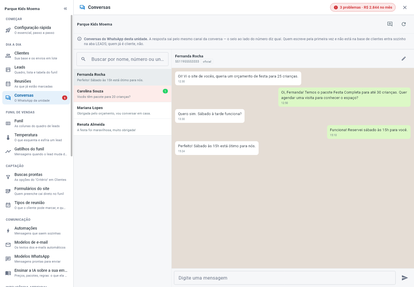 Conversa aberta, com as mensagens do cliente à esquerda, as respostas à direita e o campo de digitar embaixo