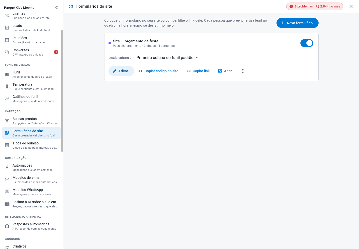 Tela de formulários com um cartão por formulário, a chavinha de ligar e as ações de copiar link e código