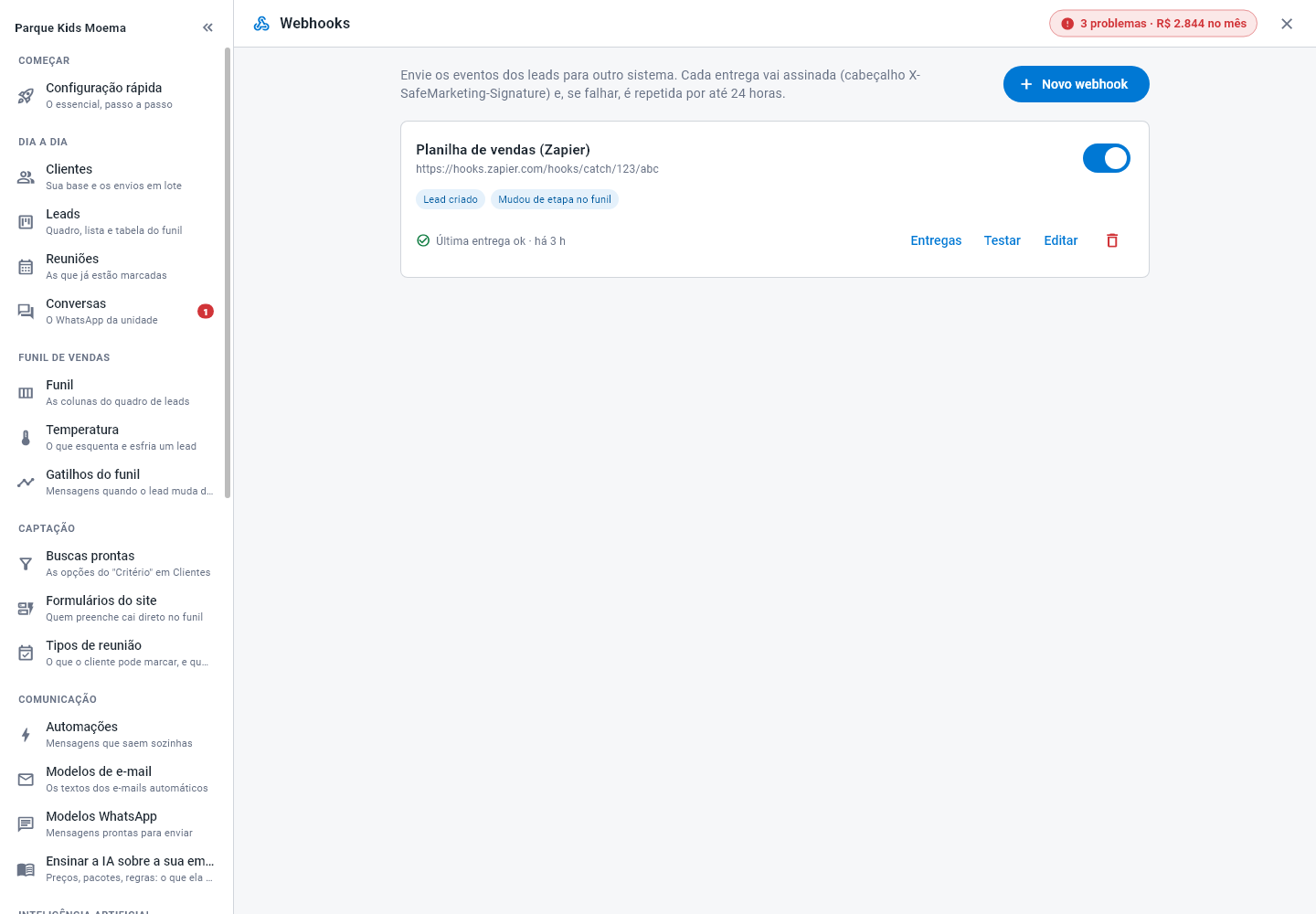 Tela Webhooks com o cartão Planilha de vendas (Zapier), os eventos Lead criado e Mudou de etapa no funil, a chavinha e a linha Última entrega ok