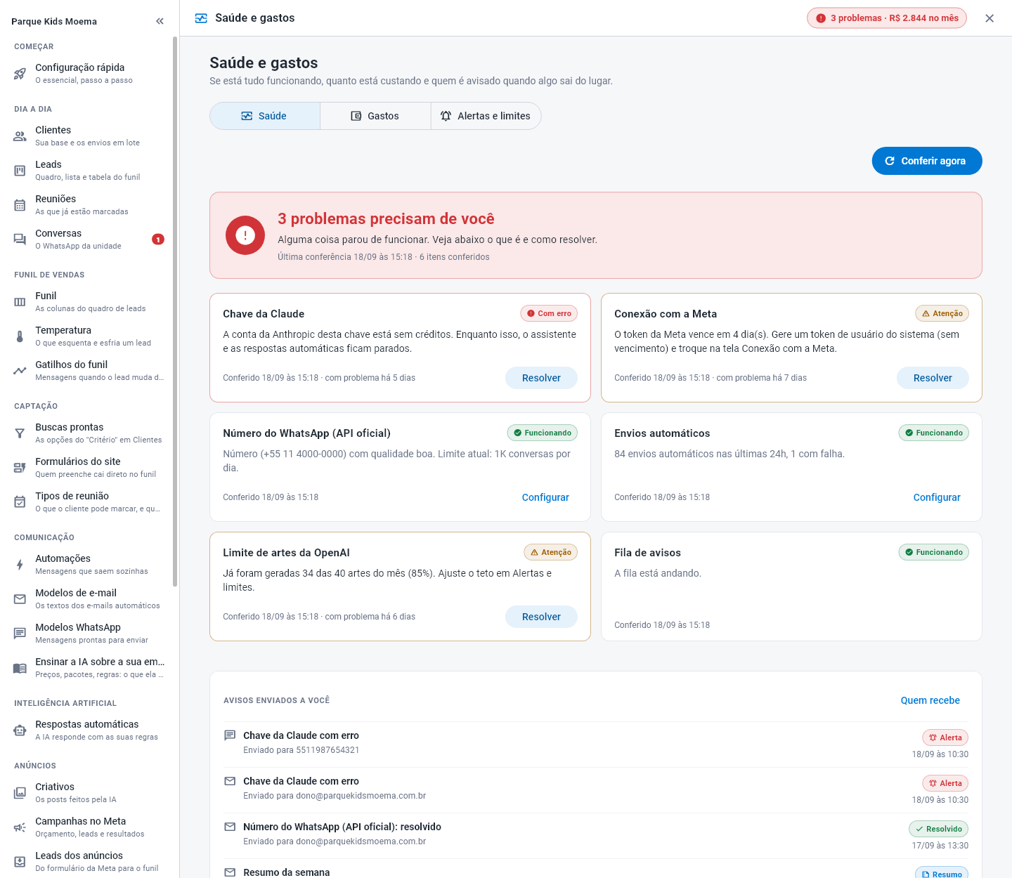 Tela Saúde do sistema com a faixa de problemas, um cartão por conferência com o status e o botão Resolver, e os avisos enviados
